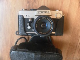 Sleva Fotoaparát Petri TTL s objektivem Petri Auto 1:2,8 - 2