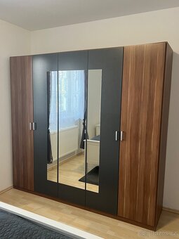 Šatní skříň se zrcadlem - 2