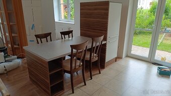 Jídelní stůl a vestavná lednice - 2