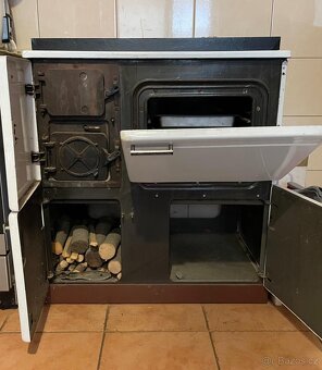 Prodám starší kuchyňská kamna na tuhá paliva - plně funkční - 2