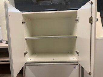 prodám bílou skřínku 72x80x48 - 2
