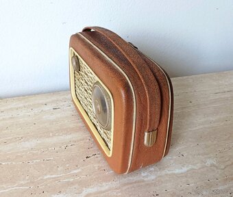 Krásný bytový doplněk - starožitné kabelkové rádio, rok 1958 - 2