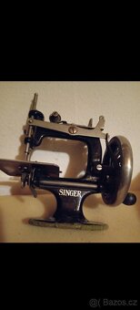 Miniaturní šicí stroj, Singer, cca 1920, dětská hračka - 2