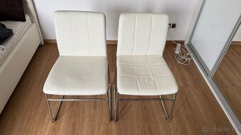 Prodám 2 židle (JYSK) - bílá koženka / kov - 2