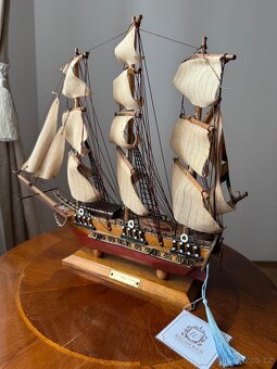 Model dřevěné loďe s plachtami na podstavci - 2