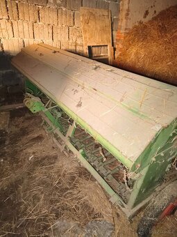 Starý secí stroj. - 2