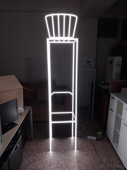 Vysoké reklamní svítící makety židle - 2 kusy - 2