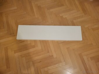 2x polička LACKIKEA, 2x deska a 1x noha psacího stolu, věšák - 2