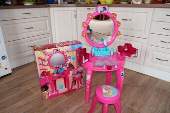 Kosmetický (toaletní) stolek Barbie - 2