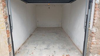 Pronájem pěkné garáže Praha 6 - Dejvice. Sklad, dílna 16m2. - 2