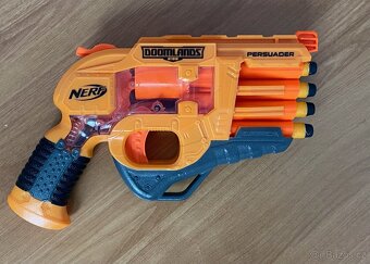 Pistole NERF Doomland + 4 šipky navíc - 2