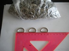 prodám kovové polokroužky šíře 3 cm - 2
