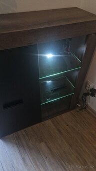 Moderní komoda/skříň s dubovým dekorem (včetně LED) - 2