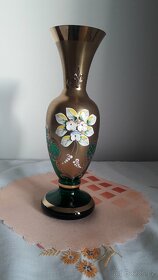 Pozlacená skleněná vázička-zelený dekor s květy - 2