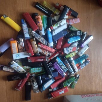 sběratelské zapalovače 100 kusů - 2