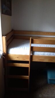 Zvýšená dřevěná dětská postel se žebříkem - 2