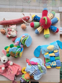 Sada hraček a dalších věcí pro miminka - 2