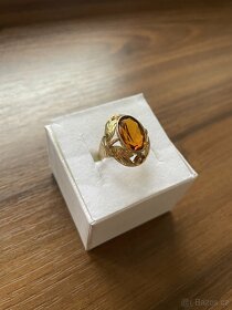 Starožitný zlatý prsten s medovým kamenem - 2