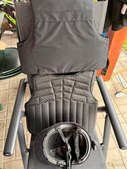 2x jezdecká vesta,helma,bičík - 2