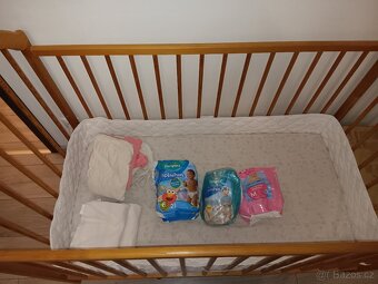 Dětská dřevěná postýlka + spousta příslušenství - 2