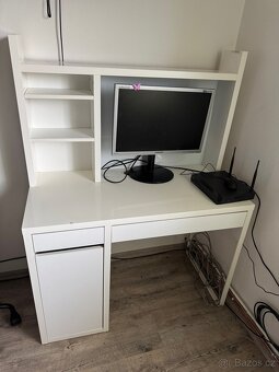 IKEA stůl MICKE s nástavcem a dětskou židlí - 2