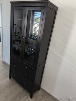 Prosklená knihovna - vitrína IKEA Hemnes černá - 2