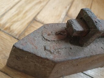 Stará žehlička celokovová - 2