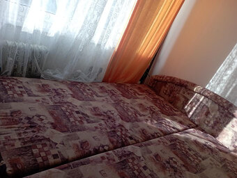 manželskou postel, dvoulůžko , full-size postel. Postel má - 2