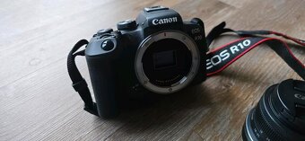 Canon EOS R10 s objektivem - 2
