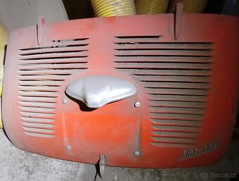 Zadní kapota Fiat 600D s nápisem...( logo) - 2