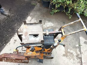 Řezačka asfaltu - 2