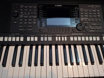Yamaha psr s750 - 2
