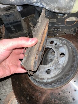 Mercedes e400d 2024 přední brzdy - 2