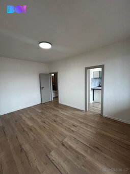 Prodej zrekonstruovaného bytu 2+1, 56 m² se zasklenou lodžií - 2
