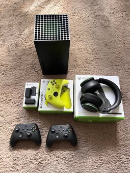 Xbox Series X 1 TB + 3x ovladač + sluchátka - 2