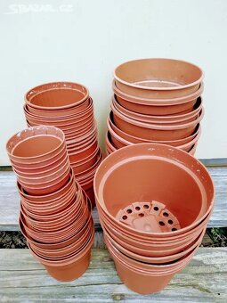 Malé a střední květináče - pr. 5,5 - 15cm, 100 ks 300 Kč - 2