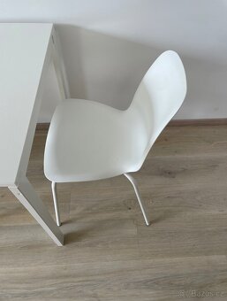 Bílý stůl z IKEA se dvěma židlemi - white table from ikea - 2