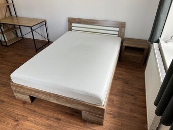 Prodám postel 1,5 lůžka s NOVOU pěnovou matrací+noční stolek - 2