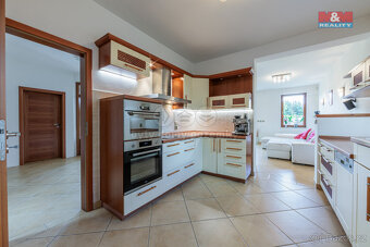 Prodej rodinného domu, 221 m², Nová Role, ul. Mezirolí - 2