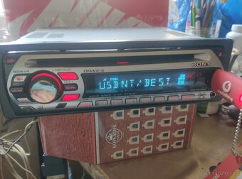 Sony CDX - GT 410U - 2