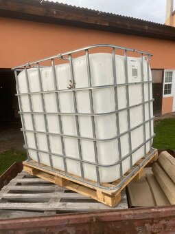 Prodám nádrž na vodu 1000l - 2