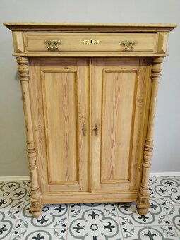 Krásná, stará, skříň, skříňka, vertiko po renovaci - 2