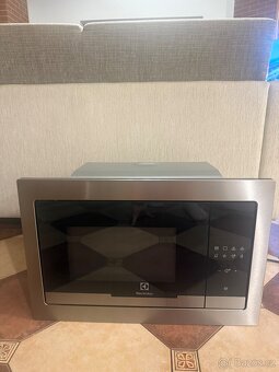 Vestavná mikrovlnná trouba EMT25207OX - 2