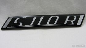 ŠKODA 110R štítek na zadní kapotu s imitací příchytek - 2