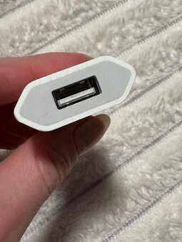 USB nabíječka do zásuvky – bílá - 2