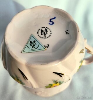 Hrníček z růžového porcelánu. - 2