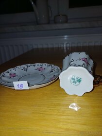 Starorolský porcelánový šálek se zlatým zdobením - 2