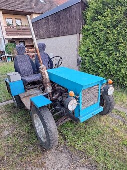 Prodám traktůrek s vlečkou. - 2