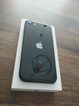 iPhone SE 2 gen. 64 GB 2021, 86/90% baterie-PEKNY,neposkozen - 2