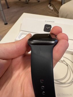 Apple Watch SE (2020) - 44 mm (jako nové) - 2